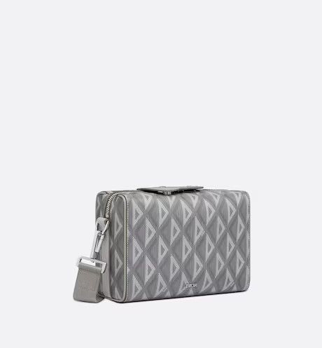 Dior
DIOR LINGOT POUCH
Size: ONE SIZE