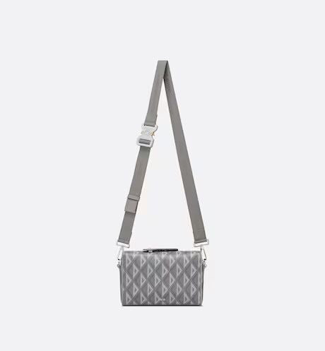 Dior
DIOR LINGOT POUCH
Size: ONE SIZE