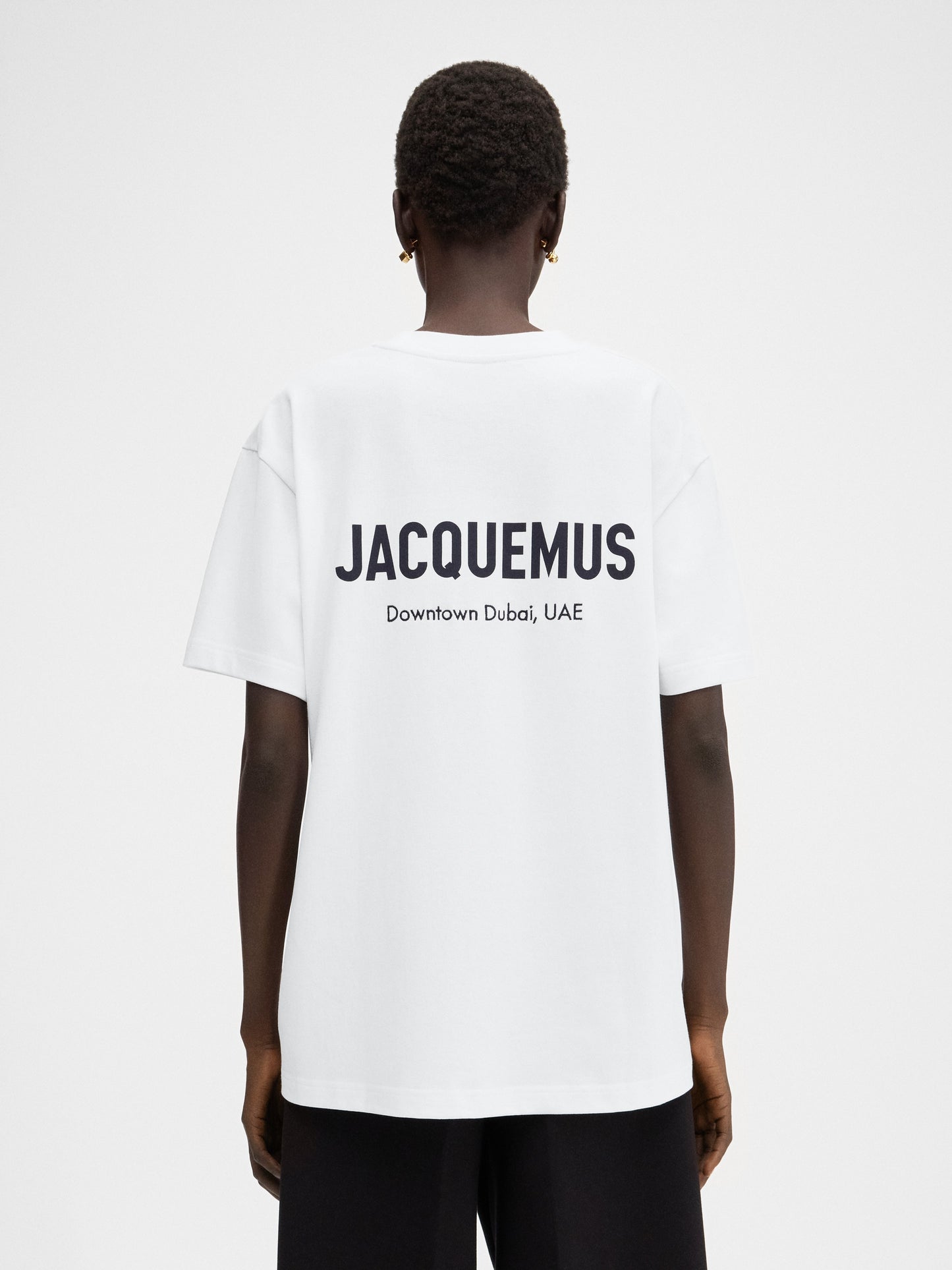 JACQUEMUS The Dubai address t-shirt
Short sleeves t-shirt with printed address and logo.