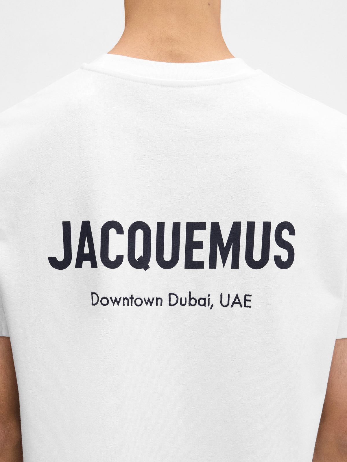 JACQUEMUS                                  The Dubai address t-shirt
Short sleeves t-shirt with printed address and logo.
