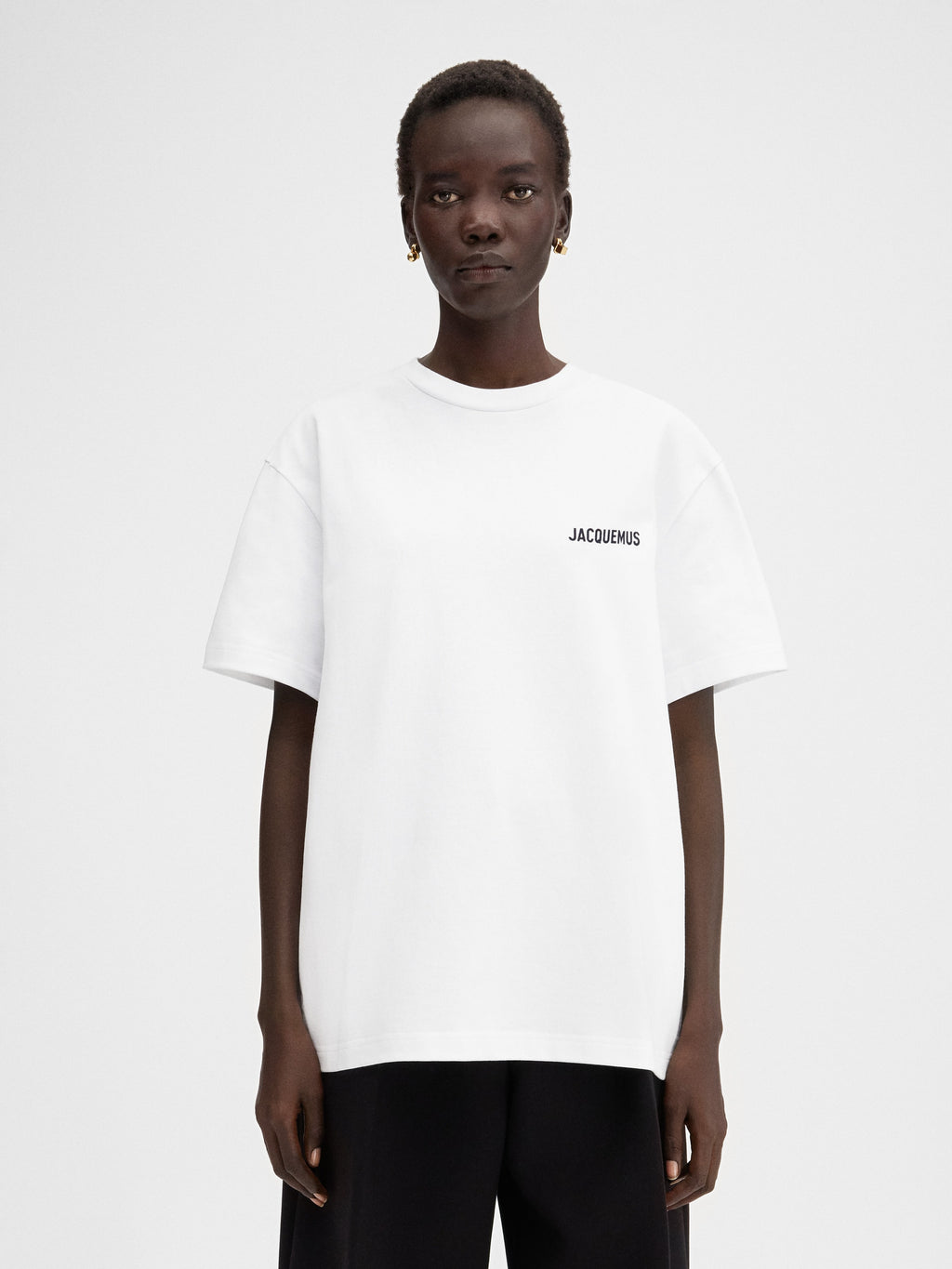 JACQUEMUS                                  The Dubai address t-shirt
Short sleeves t-shirt with printed address and logo.