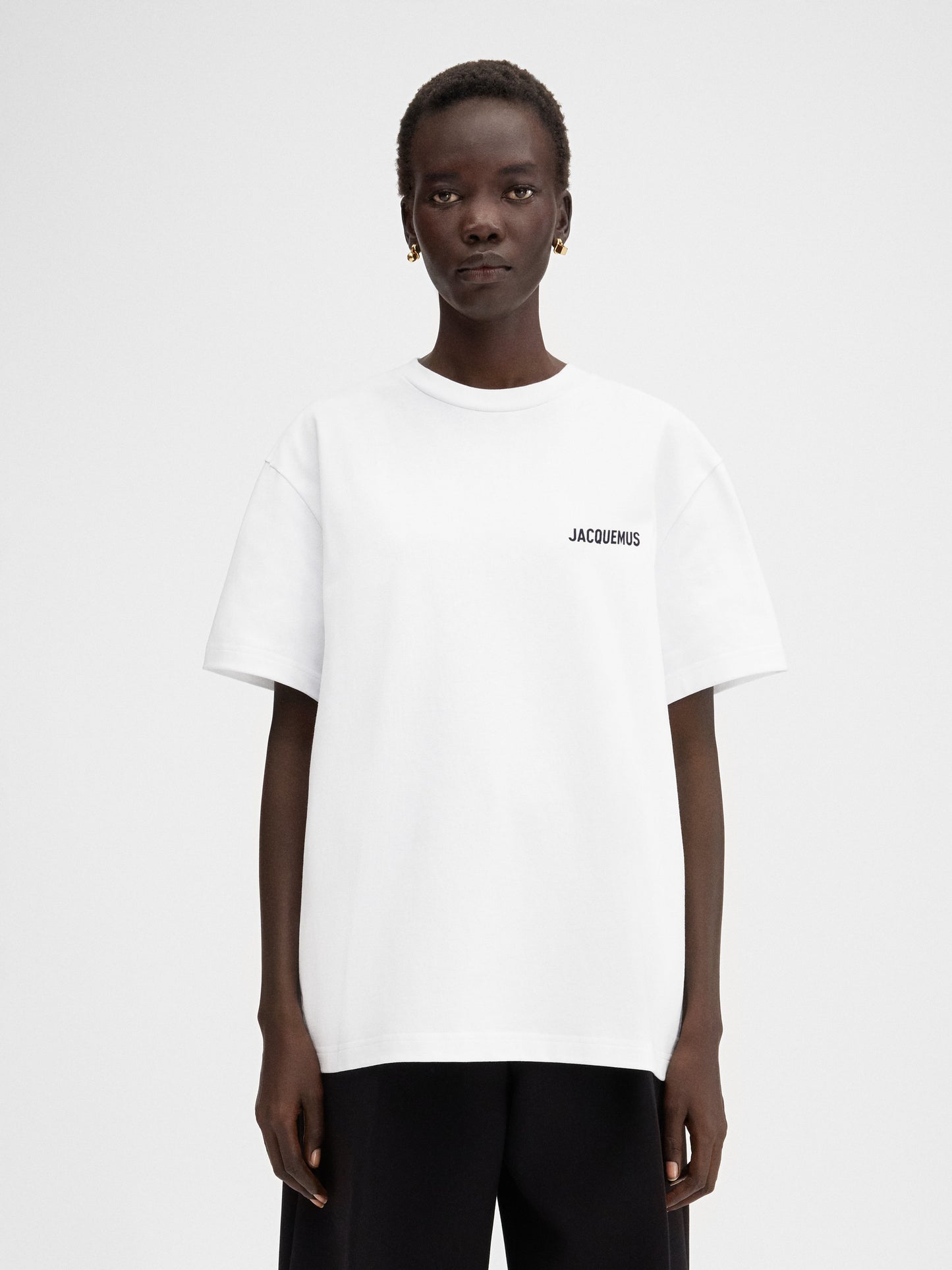 JACQUEMUS                                  The Dubai address t-shirt
Short sleeves t-shirt with printed address and logo.