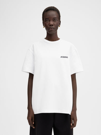 JACQUEMUS                                  The Dubai address t-shirt
Short sleeves t-shirt with printed address and logo.
