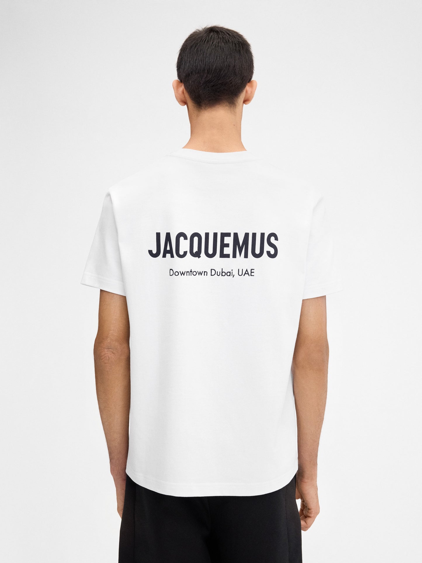 JACQUEMUS                                  The Dubai address t-shirt
Short sleeves t-shirt with printed address and logo.