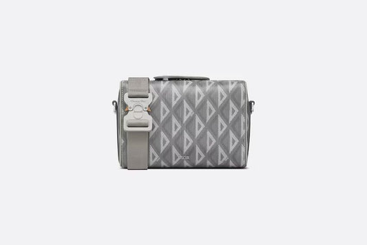 Dior
DIOR LINGOT POUCH
Size: ONE SIZE