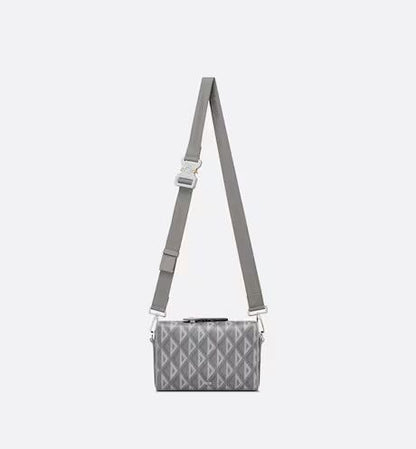 Dior
DIOR LINGOT POUCH
Size: ONE SIZE
