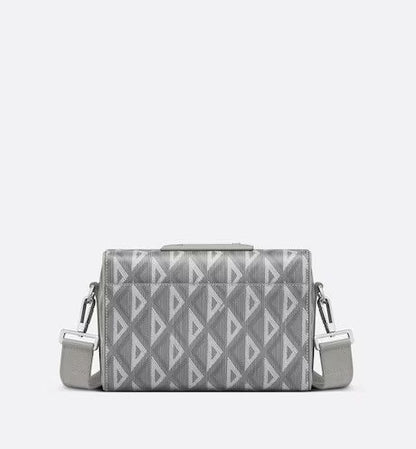 Dior
DIOR LINGOT POUCH
Size: ONE SIZE