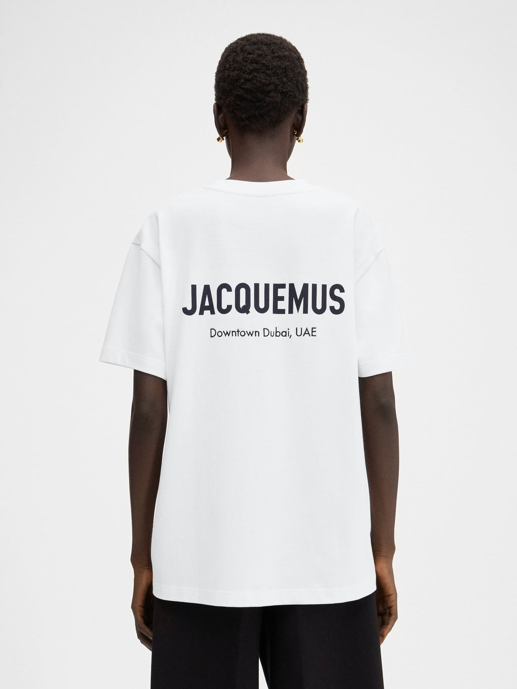 JACQUEMUS                                  The Dubai address t-shirt
Short sleeves t-shirt with printed address and logo.