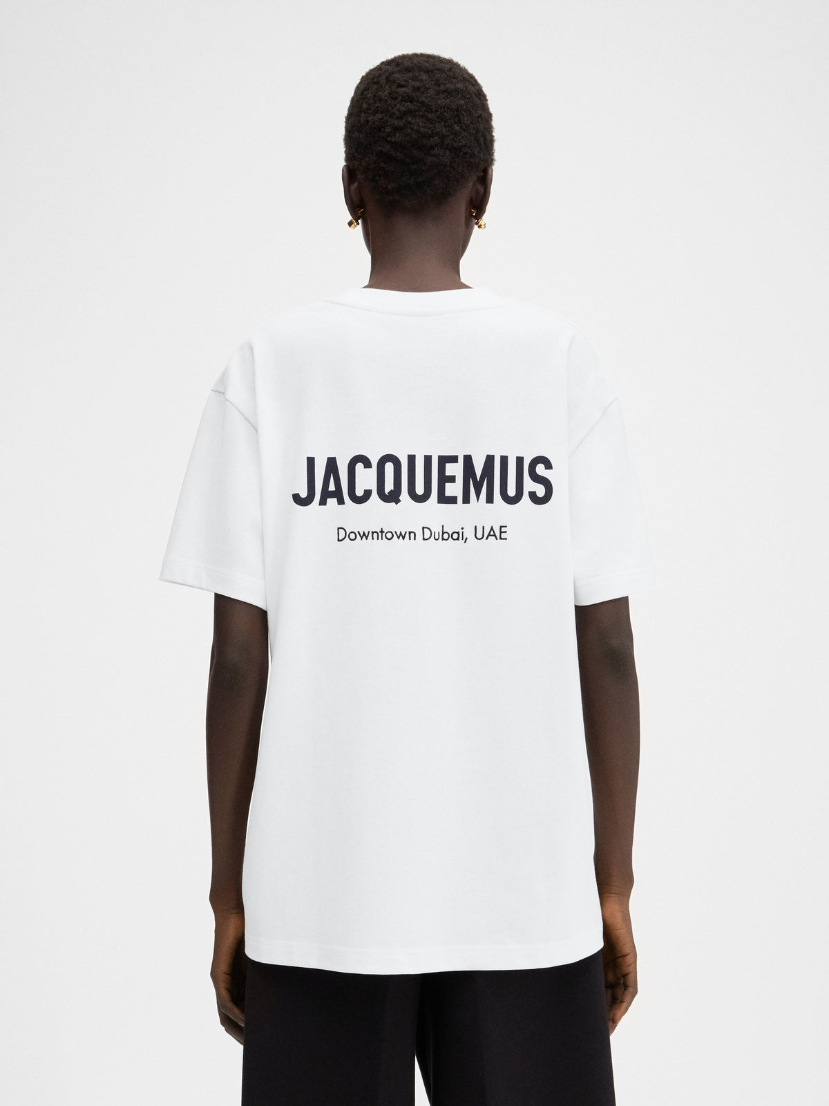 JACQUEMUS                                  The Dubai address t-shirt
Short sleeves t-shirt with printed address and logo.