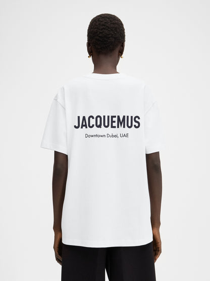 JACQUEMUS                                  The Dubai address t-shirt
Short sleeves t-shirt with printed address and logo.