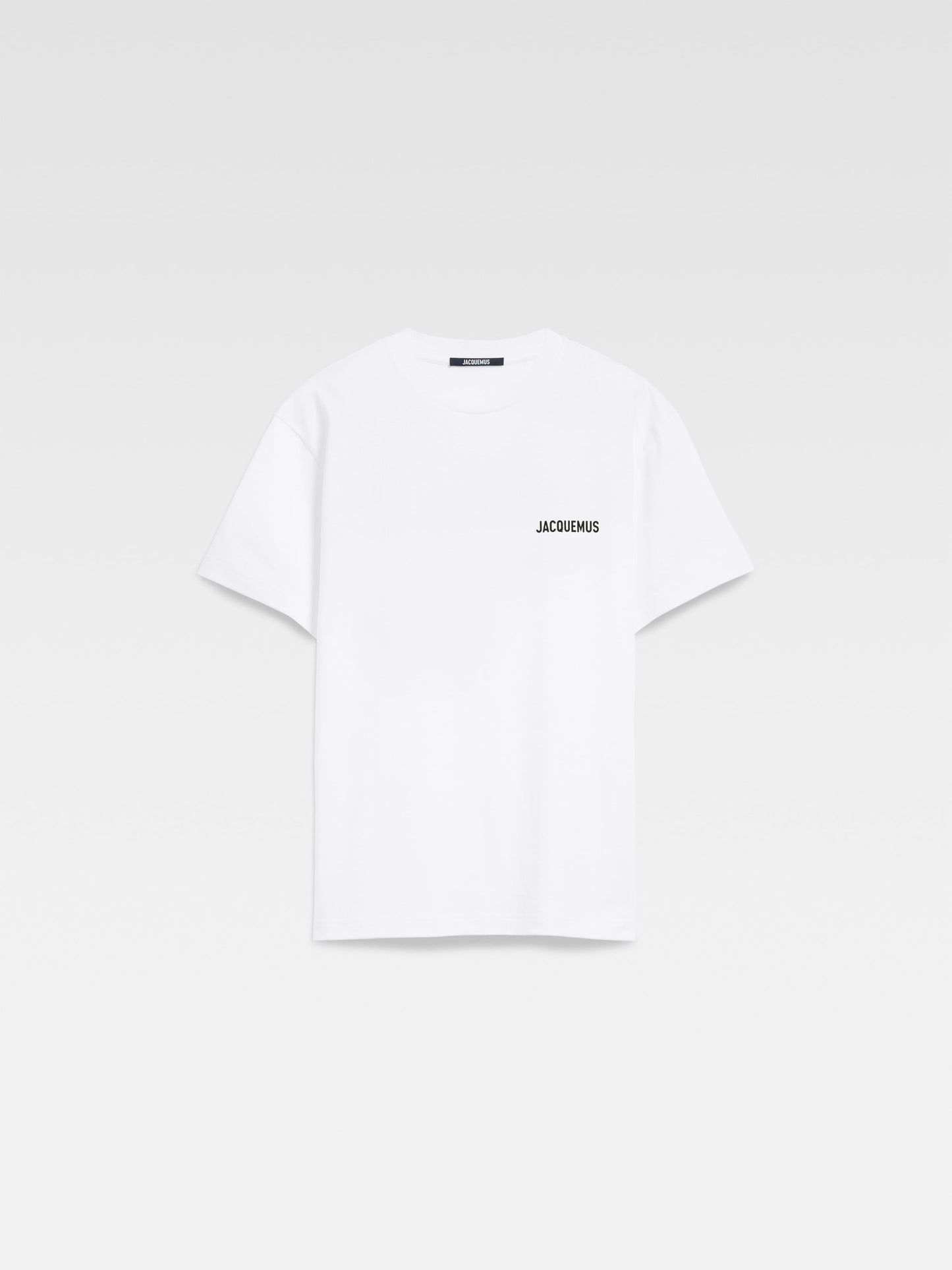 JACQUEMUS                                  The Dubai address t-shirt
Short sleeves t-shirt with printed address and logo.